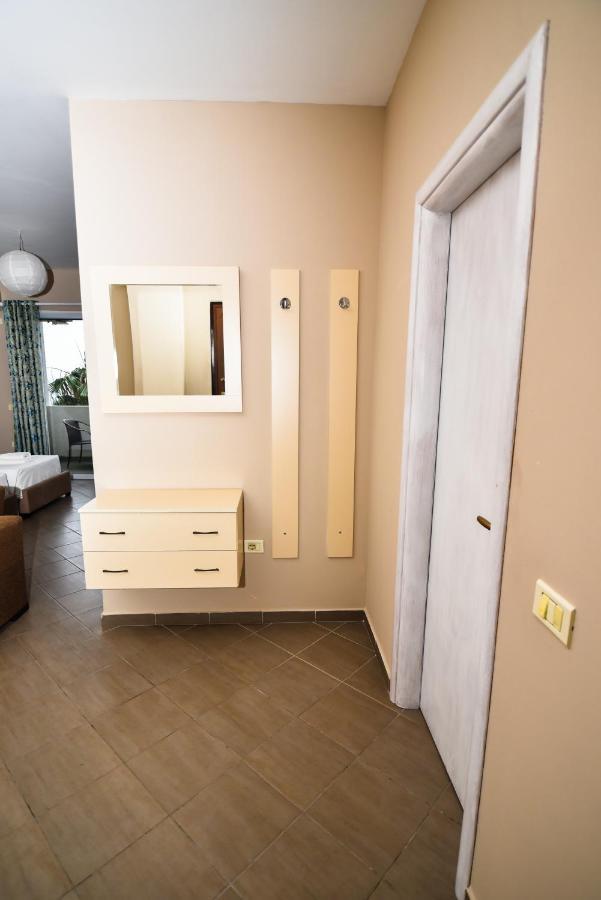 Seaview Apartment Vlore Bagian luar foto