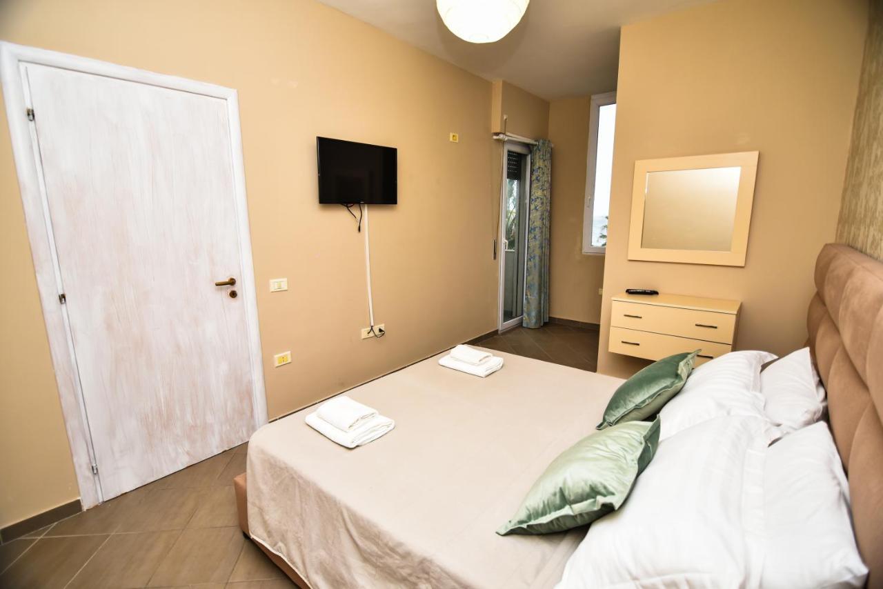 Seaview Apartment Vlore Bagian luar foto
